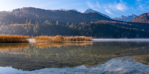 Weißensee in den Allgäuer Alpen im Herbst