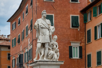 Fototapeta na wymiar Statue Pisa