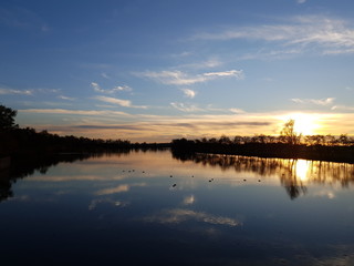Sonnenuntergang über dem Wasser