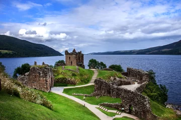 Draagtas Urquhart-kasteel. Loch Ness, Inverness in Highlands, Schotland, VK © iweta0077
