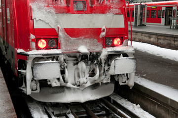 Vereister Kupplungsbereich einer Lokomotive