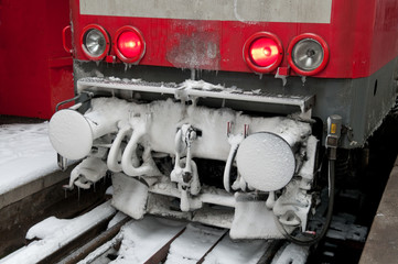 Vereister Kupplungsbereich einer Lokomotive