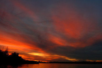 Cielo crepuscular en otoño