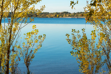Fototapeta na wymiar Der Cospudener See bei Leipzig im Herbst