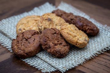 Several tasty cookies, whole or with drops of chocolate, in high resolution photography with quality. Photos of homemade cookies for dissemination