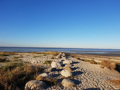 Steinpfad am Meer