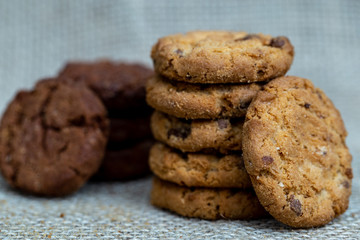 Several tasty cookies, whole or with drops of chocolate, in high resolution photography with quality. Photos of homemade cookies for dissemination