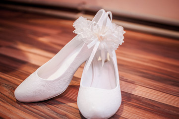 Obraz na płótnie Canvas White wedding shoes on the floor