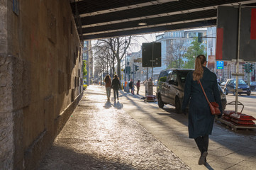 Obraz na płótnie Canvas people walking in the city