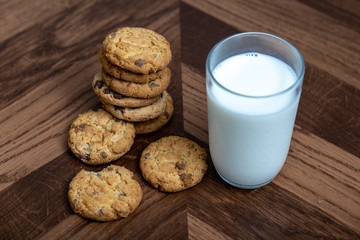  Photograph of a glass of milk with homemade cookies. American type cookie, tasty and very beautiful.