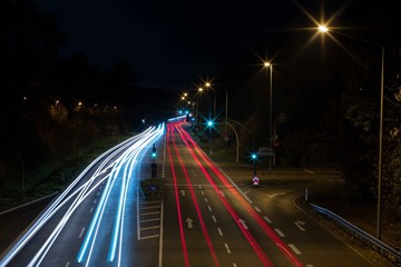 Fototapeta na wymiar Befahrene Kreuzung in Paderborn bei Nacht mit Lichtspuren