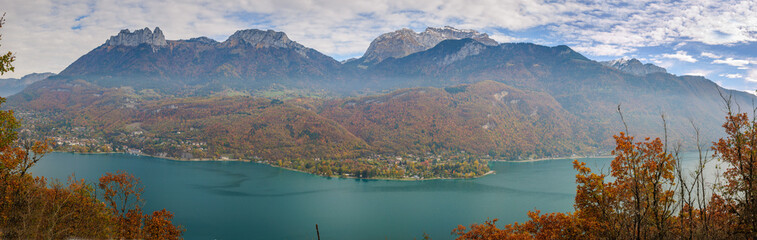 Panorama du lac d'Annecy depuis le Taillefer en automne