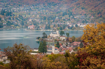 Rive Est du lac d'Annecy et Duingt en automne