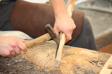 Artesano trabajando madera ebanista 