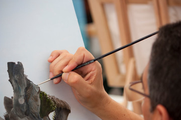 PIntor pintando un cuadro mano pincel