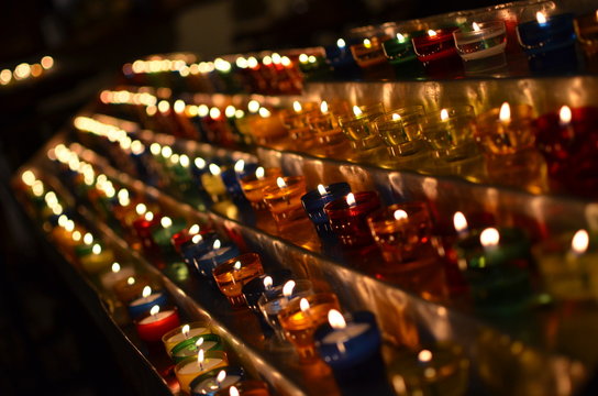 Bougies dans une &eacute;glise