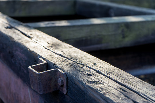 Holzbohlen im Abendlicht - abstrakte Kunst in dunkellila und gr&uuml;n