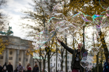 Berlin - Seifenblasen Action vor dem Brandenburger Tor