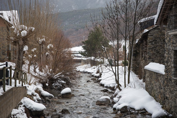 Fototapeta na wymiar Río Escrita en Espot, pallars sobirá, Lérida