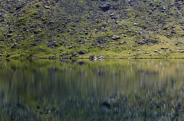 Obraz na płótnie Canvas Fagaras mountains mirrored in Balea alpine glacial lake