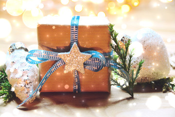 Weihnachtskarte - Weihnachtsgeschenk mit Stern im Lichterglanz