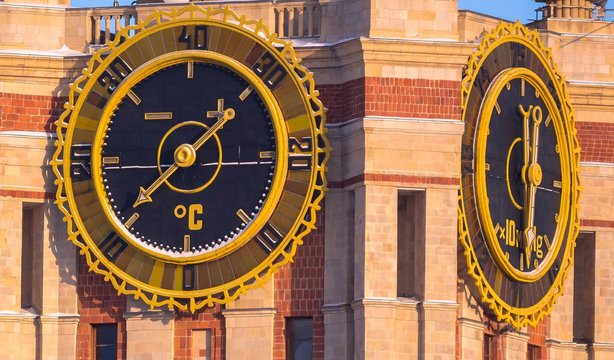 Giant thermometer and atmospheric pressure indicators onto a tower of famous Russian unversity