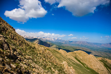 Naklejka premium Landscape of the near mountain peak. Cloudy on snowy mountain background.