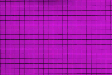 Pinke Wand mit quadratischen kleinen Kacheln. Geflieste grüne Hintergrund Textur.
