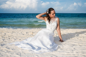 Fototapeta na wymiar Beautiful mature bride in a tropical beach