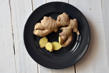 sliced ginger on black plate