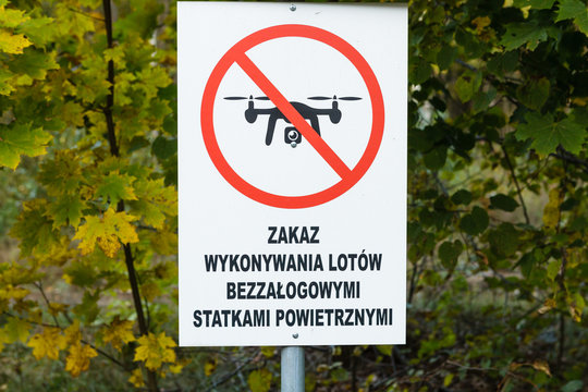 Znak zakazu wykonywania lot&oacute;w dronami