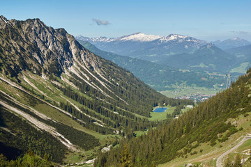 Fototapeta na wymiar Blick vom Aufstieg zum Nebelhorn westwärts mit der Seealpe und Oberstdorf im Tal
