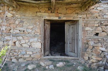 Fototapeta na wymiar ruined old door