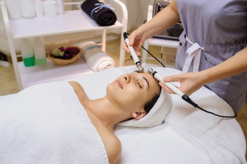 Obraz na płótnie Canvas Lateral view of woman facial massage