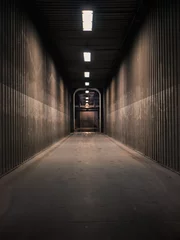 Fototapete Leerer Flur in einer Fabrik mit leuchtenden Neonlichtern © frederikloewer
