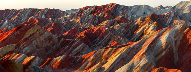 Zhangye Danxia Nationaal Geopark - Provincie Gansu, China. Chinese Danxia veelkleurige danxia-landvorm, regenboogheuvels, ongebruikelijk gekleurde rotsen, zandsteenerosie, lagen rode, gele en oranje strepen.