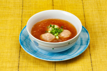 鶏団子と春雨の中華スープ