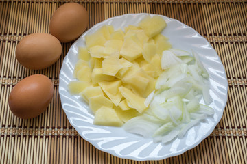 Main ingredients to make a typical Spanish omelette