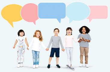 Group of diverse kids with blank speech bubbles © Rawpixel.com