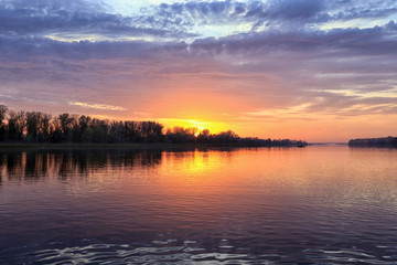 Obraz premium magnificent sunset over the river