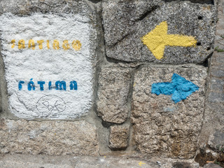 Richtungspfeile für Pilgerwege nach Santiago de Compostela und Fatima