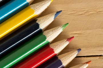 Verschiedene, Buntstifte auf einem Tisch