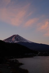 富士山と河口湖（夜明け前、望遠、縦）