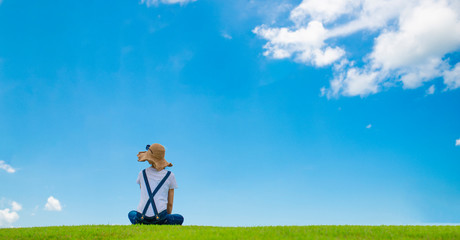 芝生で寛ぐ女性