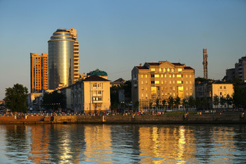 Fototapeta premium urban landscape in the rays of the setting sun. embankment. a variety of architectural styles