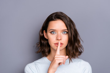 Naklejka premium Adorable nice-looking lady with her modern haircut she make shh 