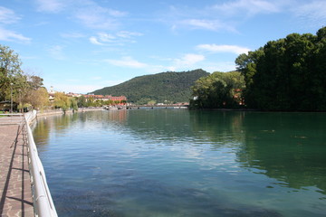Veduta dalla banchina del fiume
