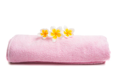 Obraz na płótnie Canvas frangipani on a pink towel