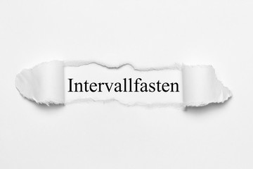 Intervallfasten auf weißen gerissenen Papier