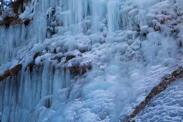 長野県　湯川渓谷の氷柱群と飛沫氷